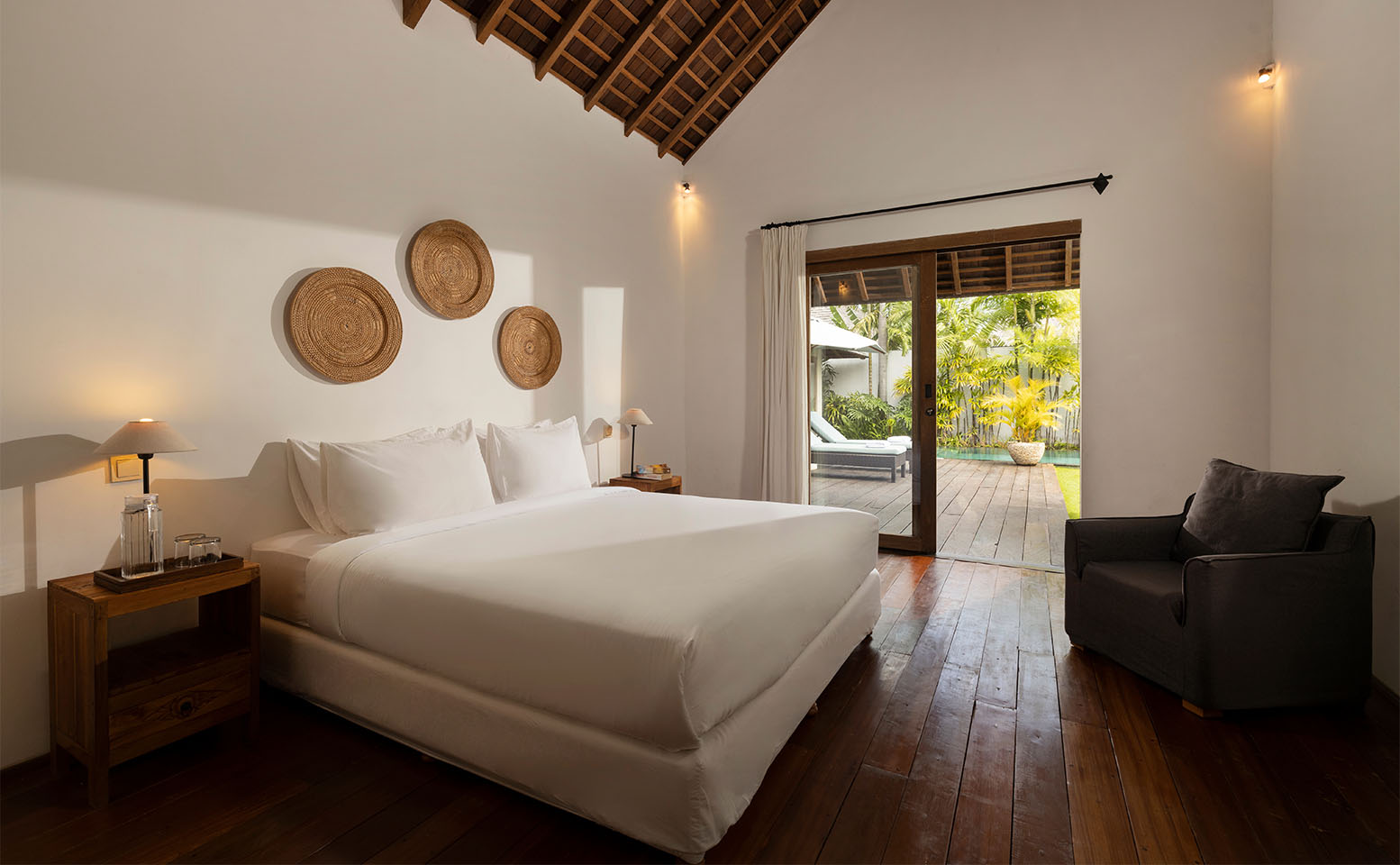 Villa Kuma Umalas - Bedroom with single sofa and rattan wicker