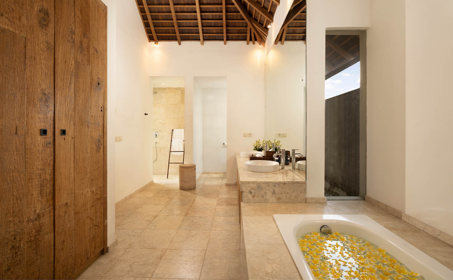 Villa Kuma Umalas - bathroom with bathub