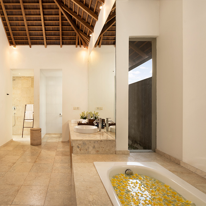 Villa Kuma Umalas - bathroom with bathub